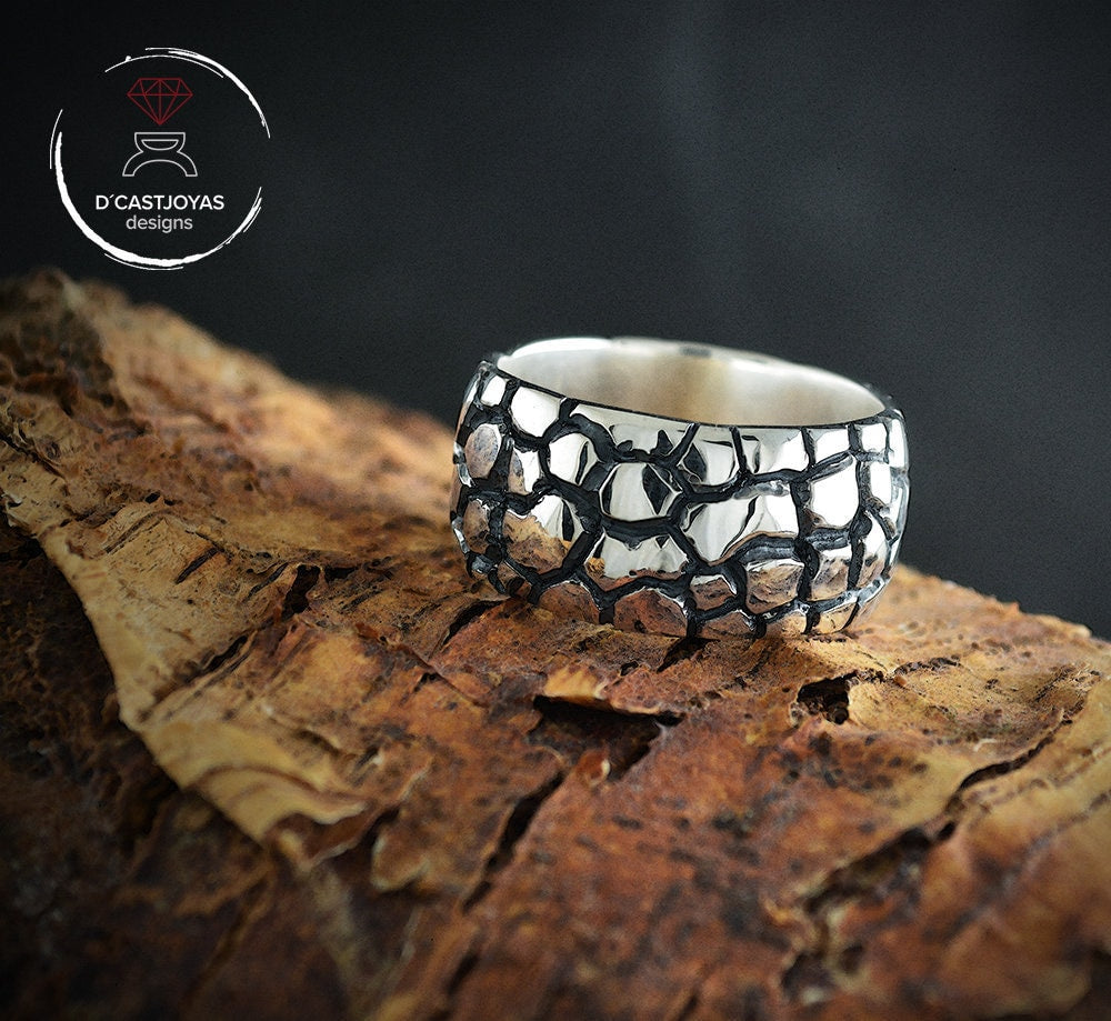 Anillo  plata de ley con texturas de piel de serpiente, Anillo plata oxidada para hombre,  Anillo artesanal, Joyería urbana - D´Cast