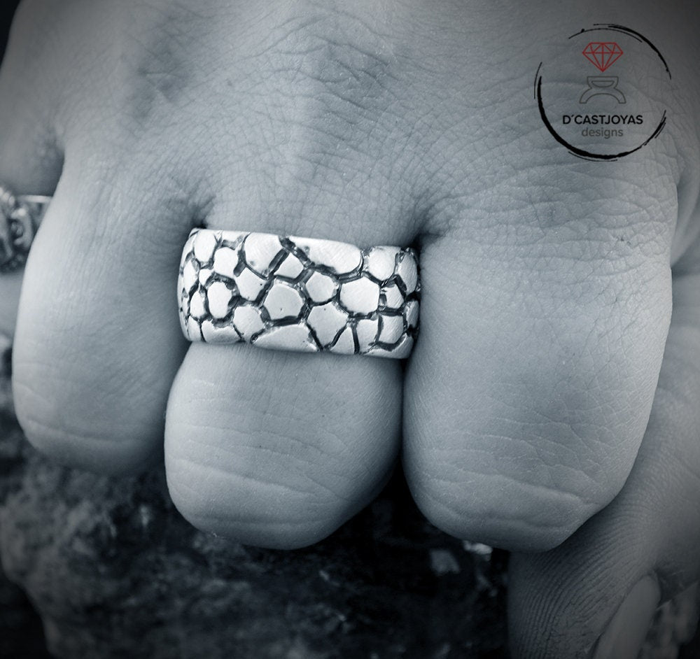 Anillo  plata de ley con texturas de piel de serpiente, Anillo plata oxidada para hombre,  Anillo artesanal, Joyería urbana - D´Cast