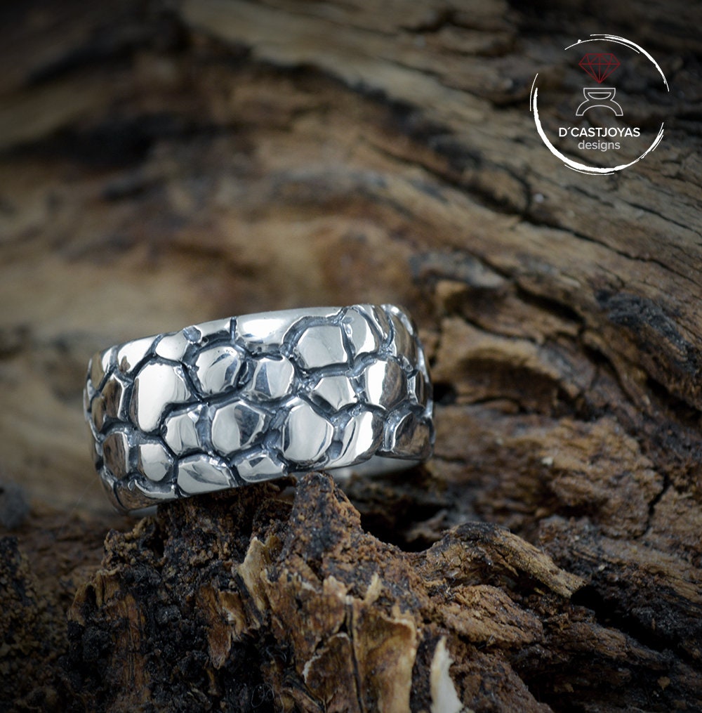 Anillo  plata de ley con texturas de piel de serpiente, Anillo plata oxidada para hombre,  Anillo artesanal, Joyería urbana - D´Cast