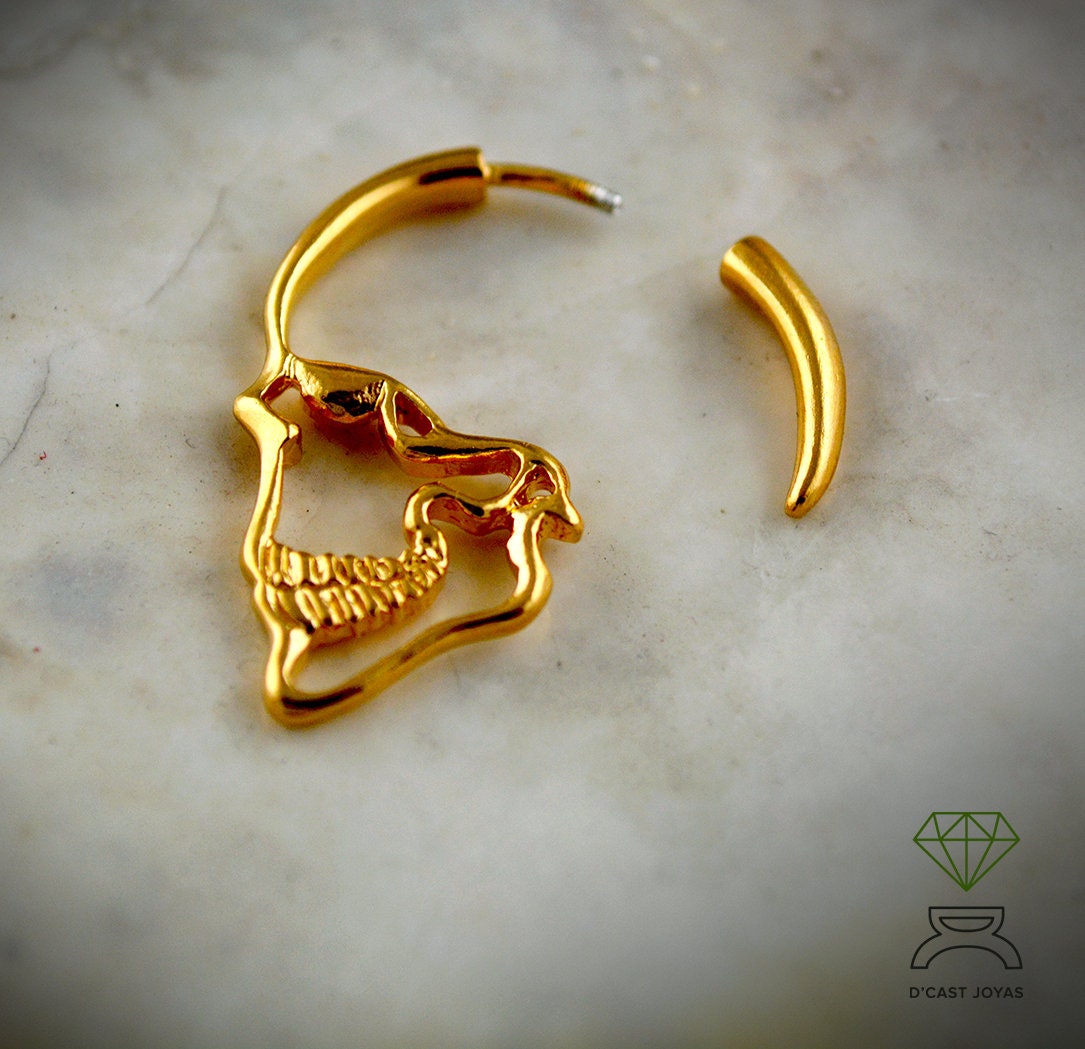 Pendiente de aro plata 925 calavera rosa, Aro perfil calavera con baño oro rosa 18k, Falso dilatador,  Joyería gótica, Pendiente artesanal - D´Cast