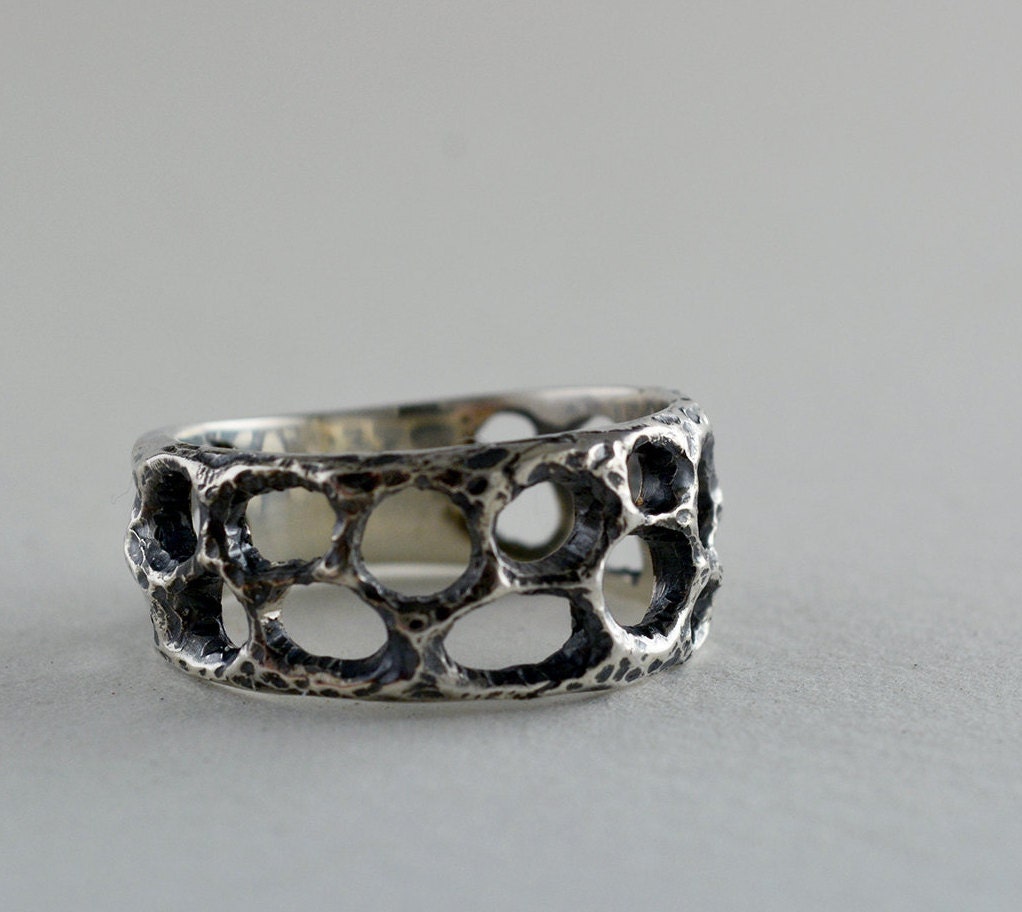 Alianza erosión hecho a mano en plata de ley, Anillo de banda inspirado en los corales - D´Cast