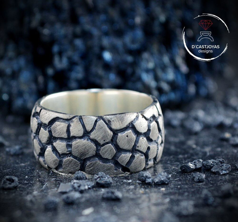 Anillo  plata de ley con texturas de piel de serpiente, Anillo plata oxidada para hombre,  Anillo artesanal, Joyería urbana - D´Cast