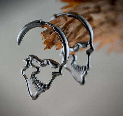 Pendientes de aro plata  Calaveras, Pendiente perfil calavera,  Silueta calavera plata , Joyería gótica, Joyería unisex, Pendiente artesano - D´Cast