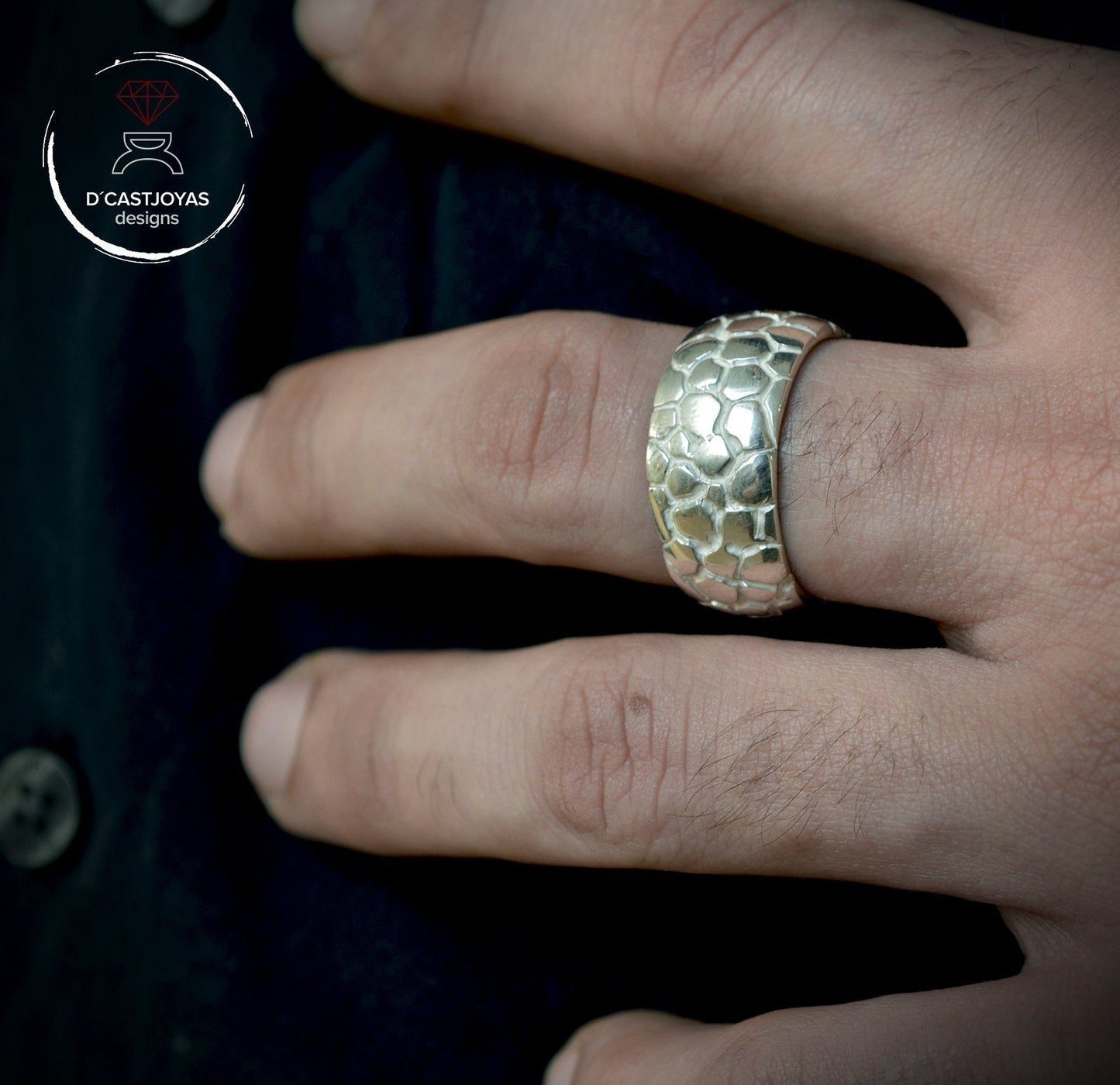 Anillo  plata de ley con texturas de piel de serpiente, Anillo plata oxidada para hombre,  Anillo artesanal, Joyería urbana - D´Cast