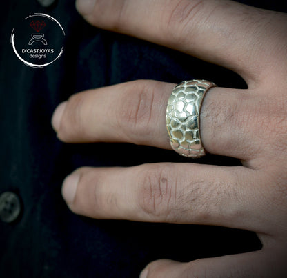 Anillo  plata de ley con texturas de piel de serpiente, Anillo plata oxidada para hombre,  Anillo artesanal, Joyería urbana - D´Cast
