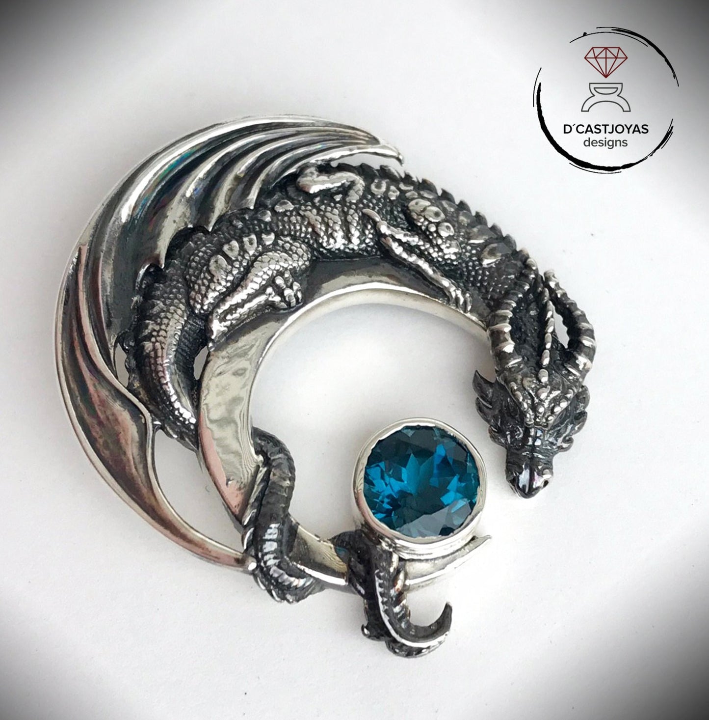 Colgante de plata dragón con  topacio natural azul, Dragon de la Media Luna - D´Cast