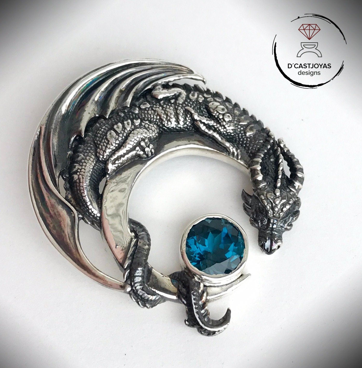 Colgante de plata dragón con  topacio natural azul, Dragon de la Media Luna - D´Cast