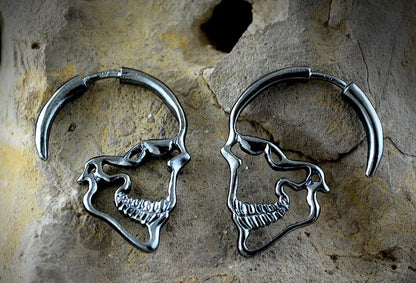 Pendientes de aro plata  Calaveras, Pendiente perfil calavera,  Silueta calavera plata , Joyería gótica, Joyería unisex, Pendiente artesano - D´Cast