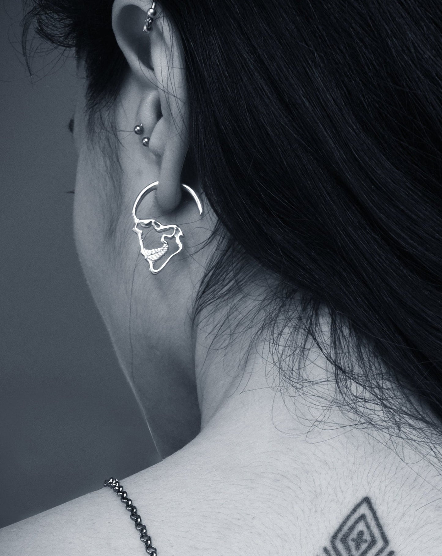 Pendientes de aro plata  Calaveras, Pendiente perfil calavera,  Silueta calavera plata , Joyería gótica, Joyería unisex, Pendiente artesano - D´Cast