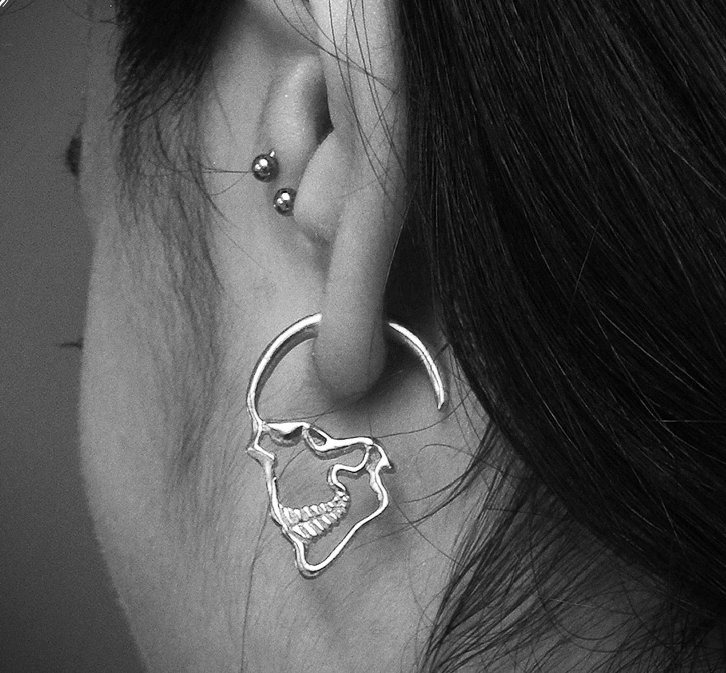 Pendientes de aro plata  Calaveras, Pendiente perfil calavera,  Silueta calavera plata , Joyería gótica, Joyería unisex, Pendiente artesano - D´Cast