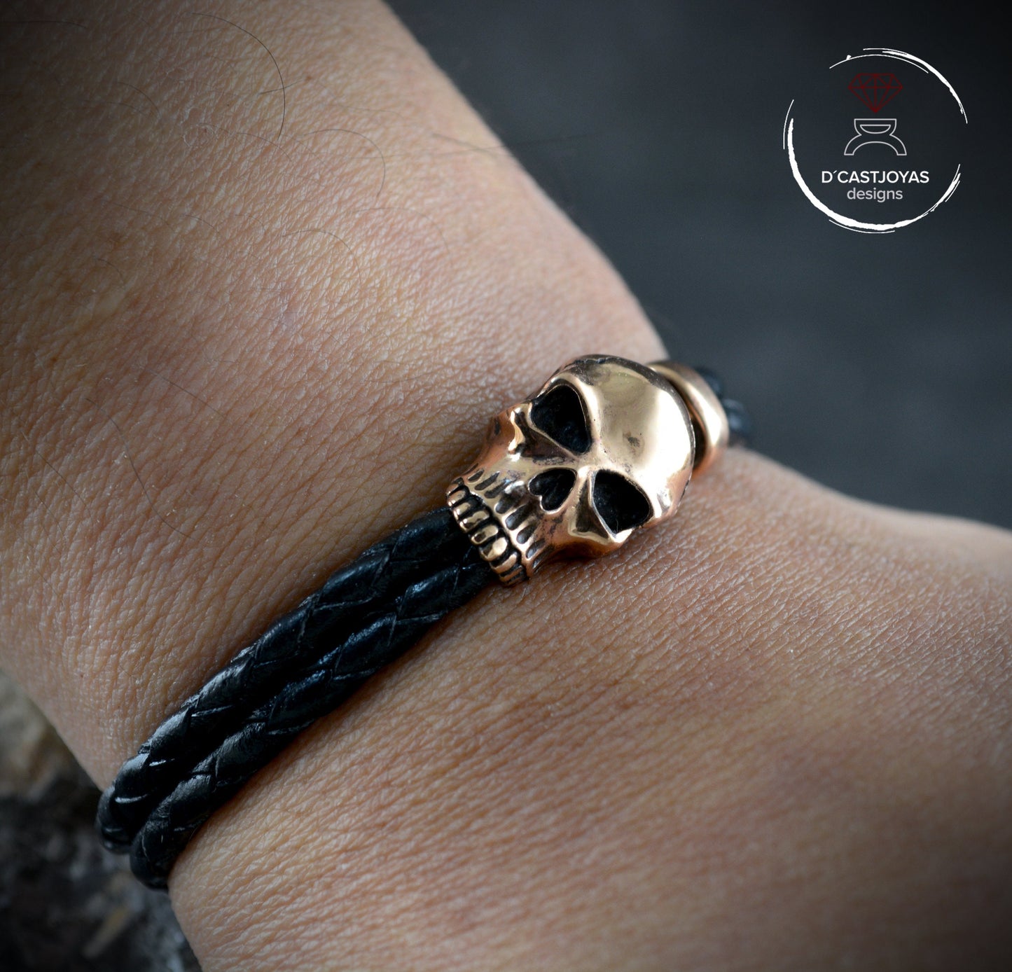 Brazalete calavera de bronce y cuero, Brazalete de cuero y bronce, Joyas de calaveras, Joyas Biker, Brazalete de estilo urbano