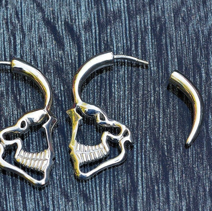 Pendientes de aro plata  Calaveras, Pendiente perfil calavera,  Silueta calavera plata , Joyería gótica, Joyería unisex, Pendiente artesano - D´Cast