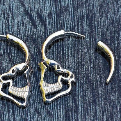 Pendientes de aro plata  Calaveras, Pendiente perfil calavera,  Silueta calavera plata , Joyería gótica, Joyería unisex, Pendiente artesano - D´Cast