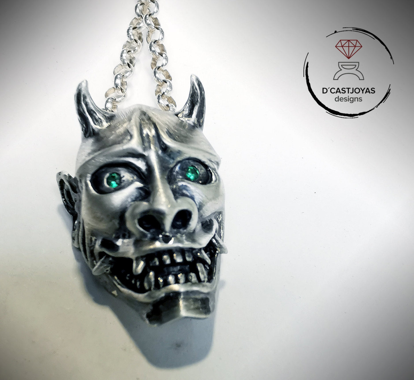 Colgante Demonio Oni de Japón en plata de ley y piedras naturales, Collar  máscara de Hannya - D´Cast
