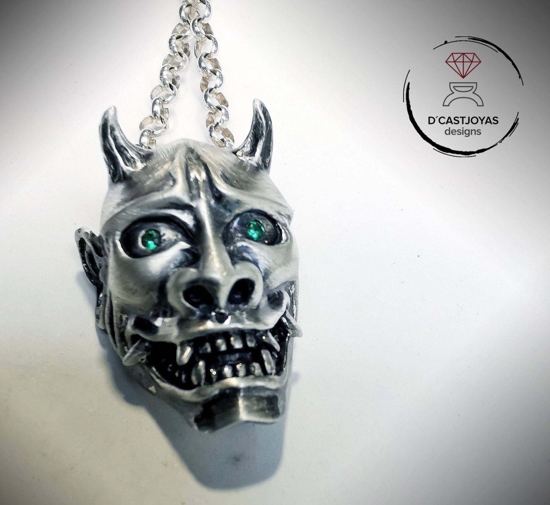 Colgante Demonio Oni de Japón en plata de ley y piedras naturales, Collar  máscara de Hannya - D´Cast