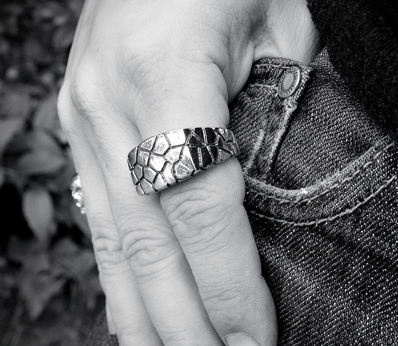 Anillo sello cuadrado plata con texturas agrietadas, Joyería contemporánea - D´Cast
