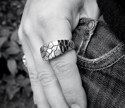 Anillo sello cuadrado plata con texturas agrietadas, Joyería contemporánea - D´Cast