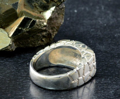 Anillo sello cuadrado plata con texturas agrietadas, Joyería contemporánea - D´Cast