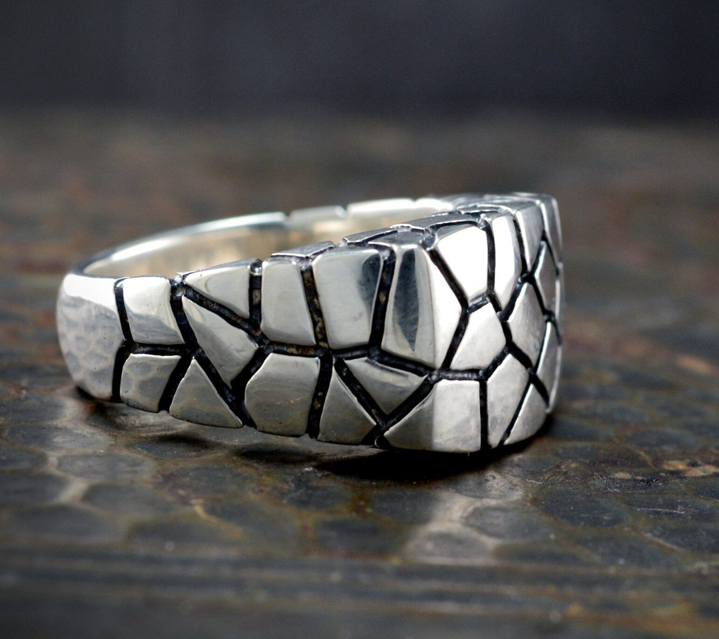 Anillo sello cuadrado plata con texturas agrietadas, Joyería contemporánea - D´Cast