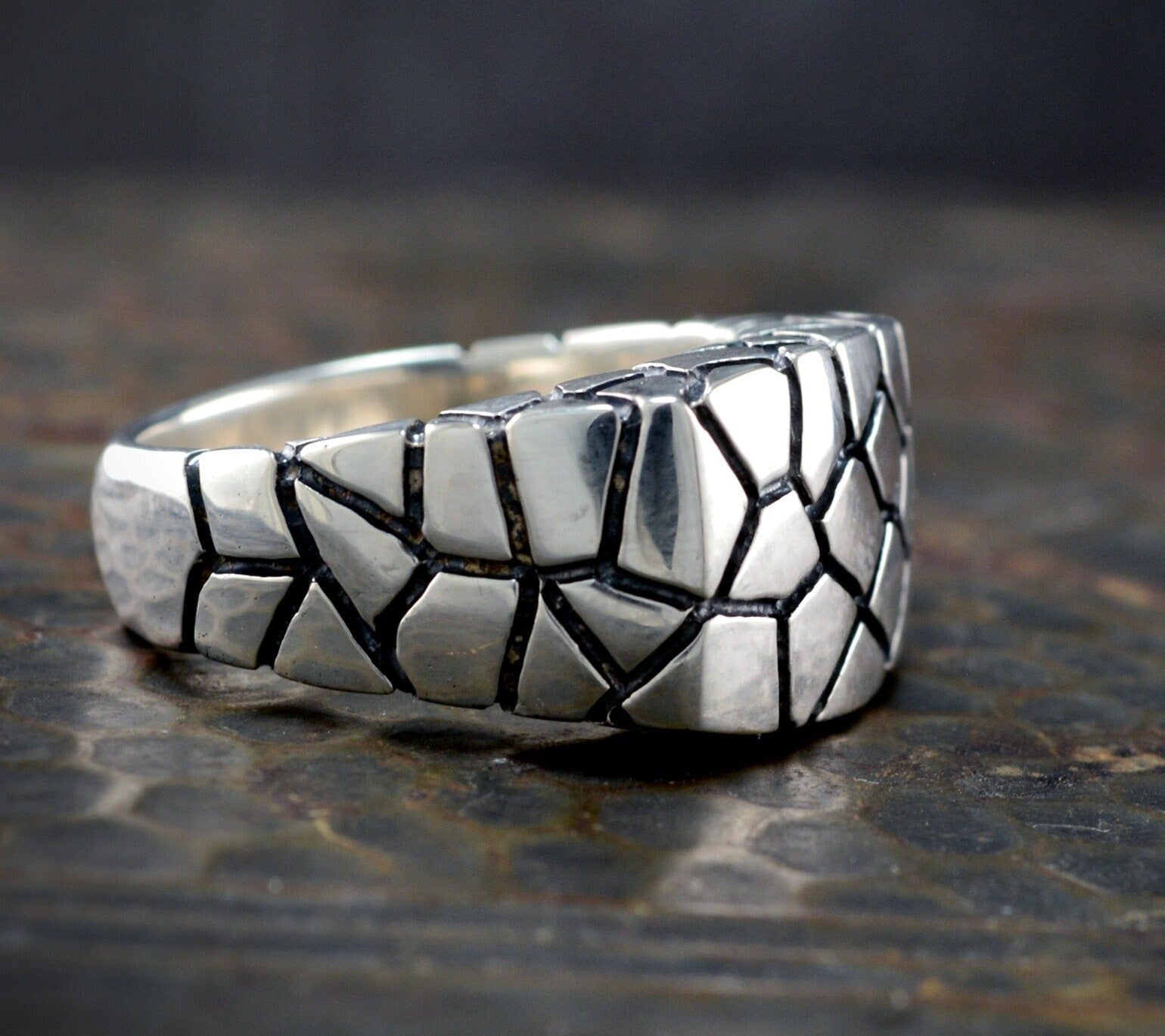 Anillo sello cuadrado plata con texturas agrietadas, Joyería contemporánea - D´Cast