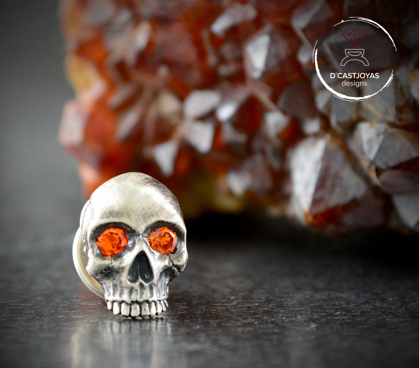 Pin calavera de plata de ley con piedras naturales en los ojos