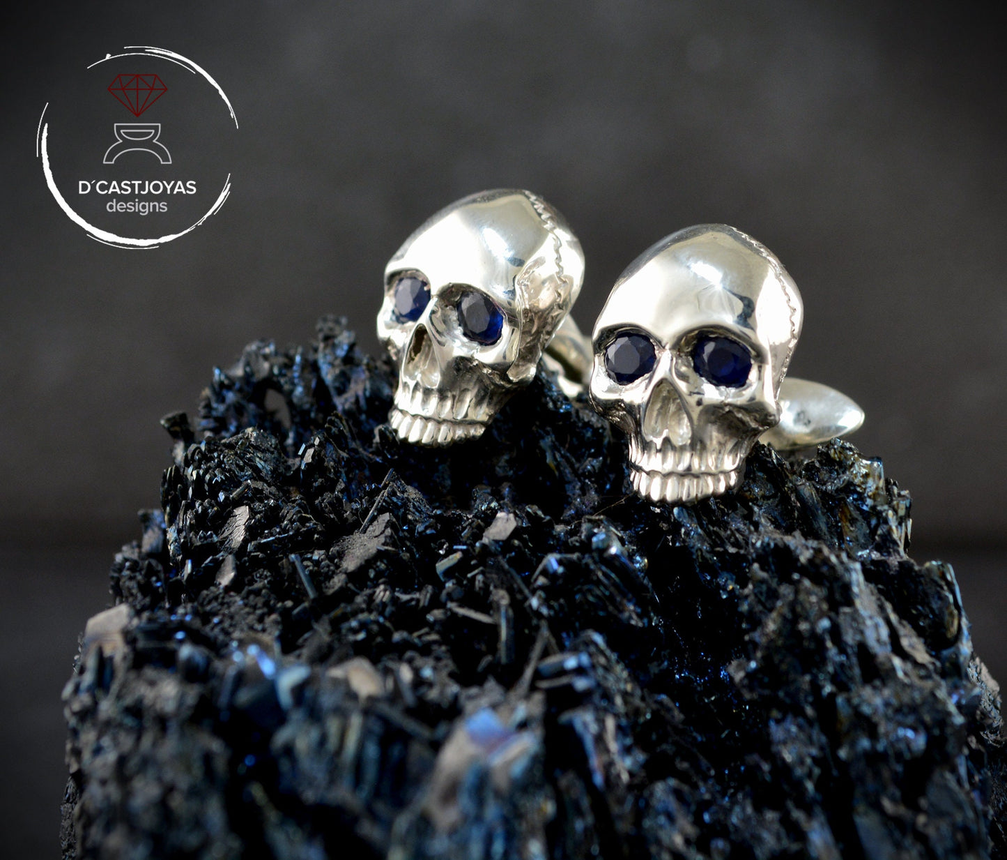 Pin calavera de plata de ley con piedras naturales en los ojos