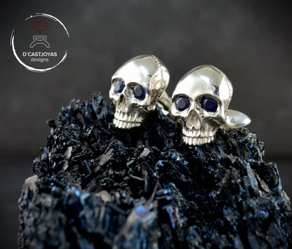 Pin calavera de plata de ley con piedras naturales en los ojos