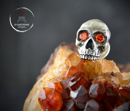 Pin calavera de plata de ley con piedras naturales en los ojos