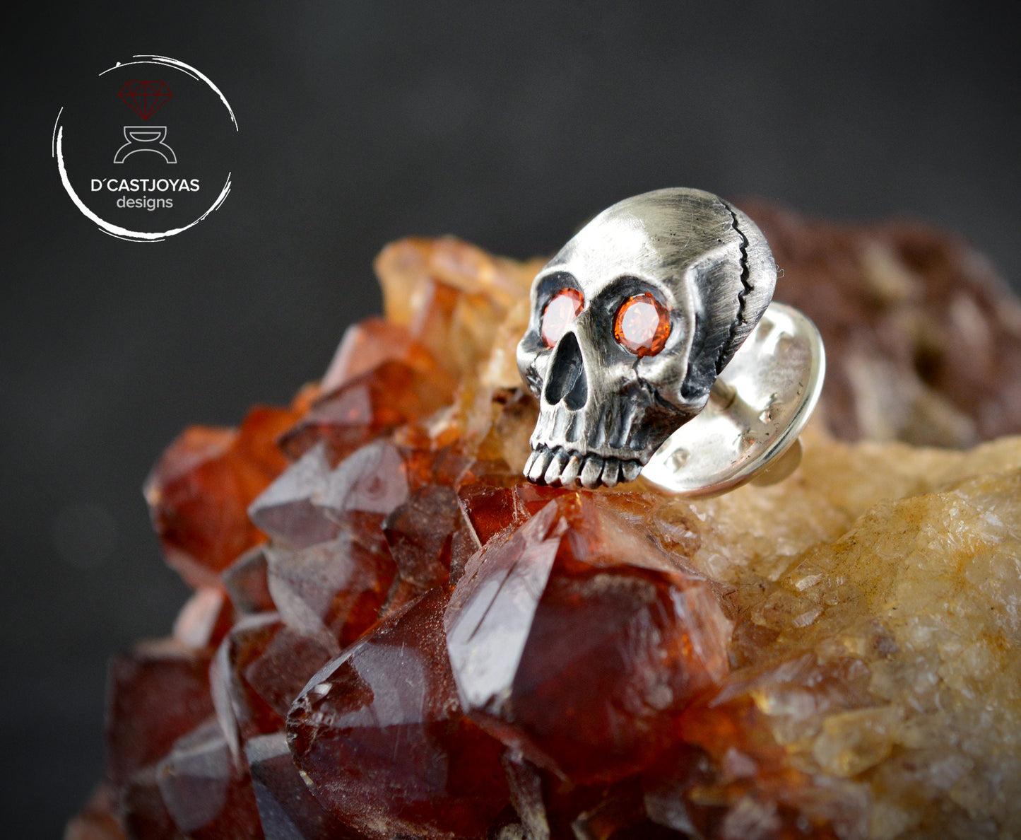 Pin calavera de plata de ley con piedras naturales en los ojos