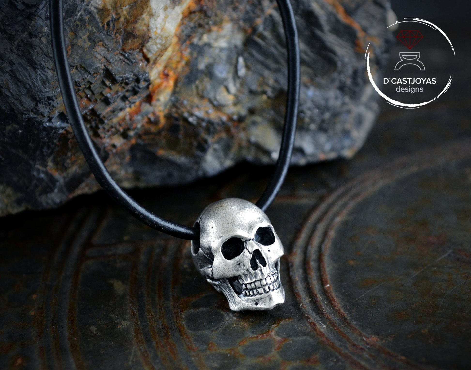 Colgante Craneo completo anatómico de plata para hombre y mujer con texturas oxidadas, Colgante Memento mori - D´Cast