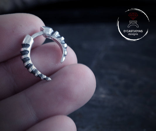 Pendiente de Aro  Plata  pequeño Cuerno Dragón, Falso dilatador plata, Aro hueso plata, Cuerno de plata - D´Cast