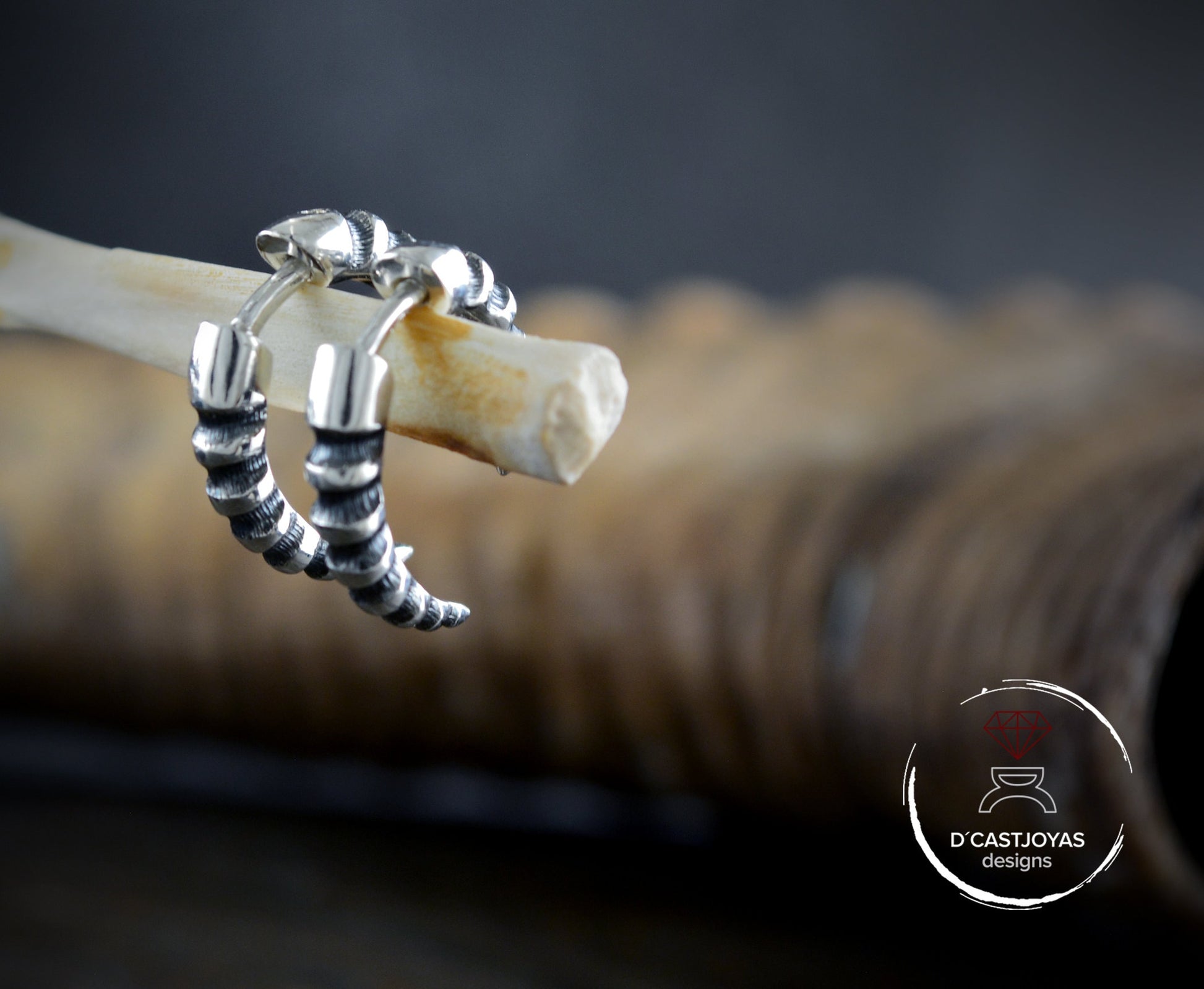 Pendiente de Aro  Plata  pequeño Cuerno Dragón, Falso dilatador plata, Aro hueso plata, Cuerno de plata - D´Cast