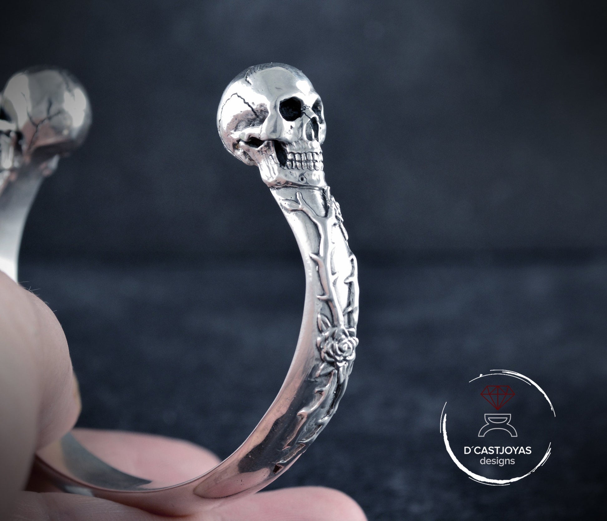 Brazalete de calavera con rosas y espinas en plata de ley maciza, brazalete Memento mori - D´Cast