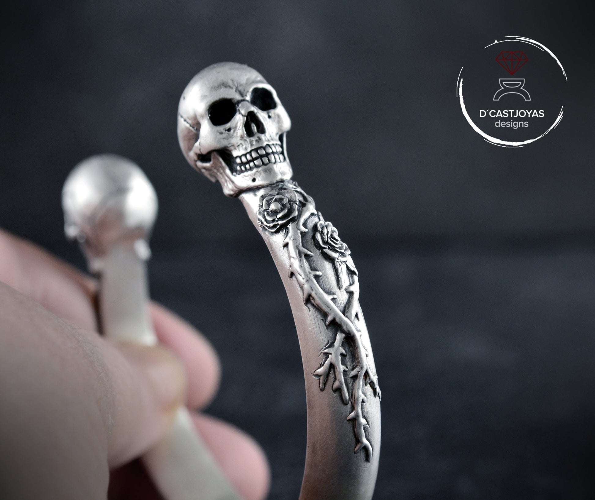 Brazalete de calavera con rosas y espinas en plata de ley maciza, brazalete Memento mori - D´Cast