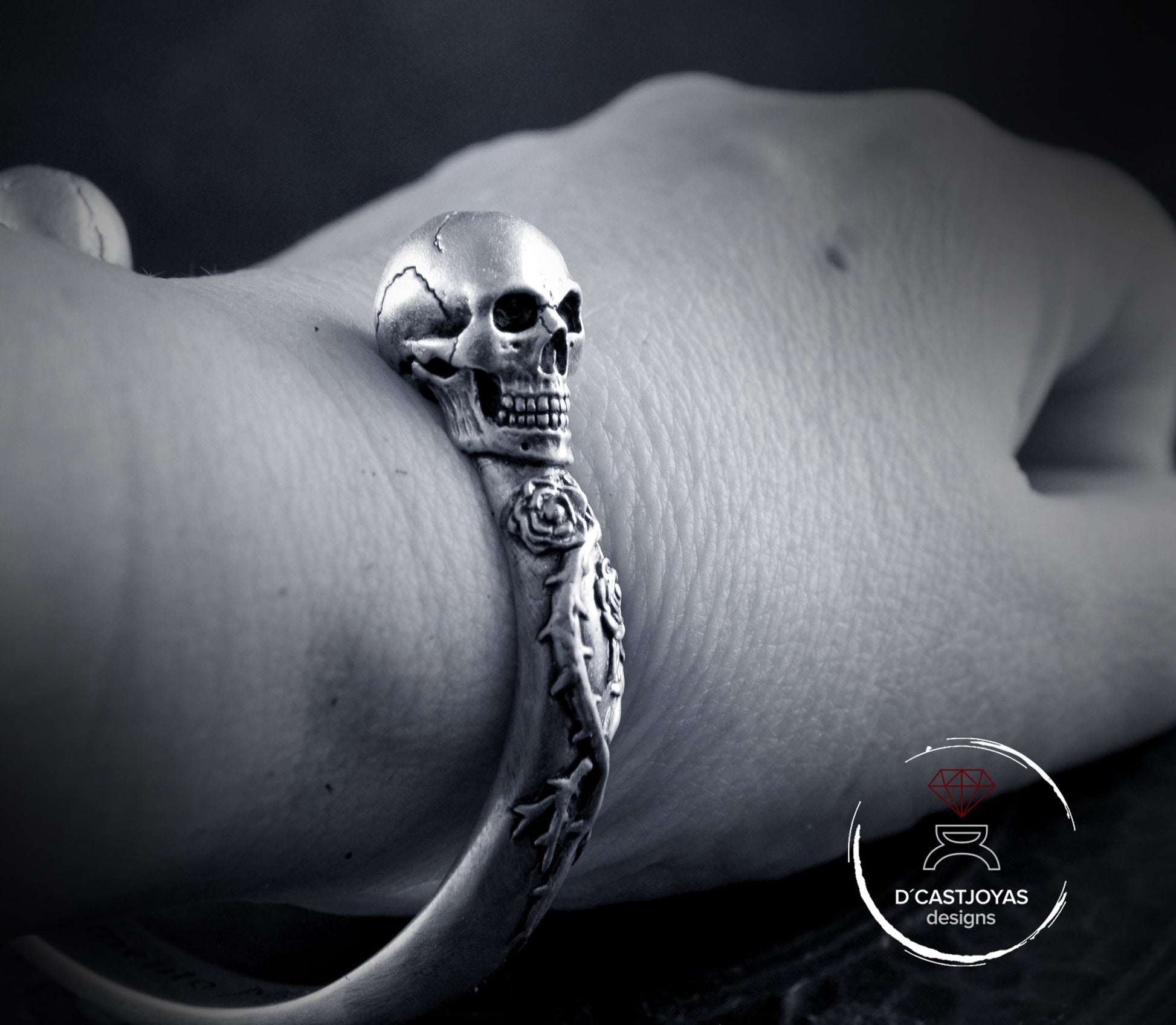 Brazalete de calavera con rosas y espinas en plata de ley maciza, brazalete Memento mori - D´Cast