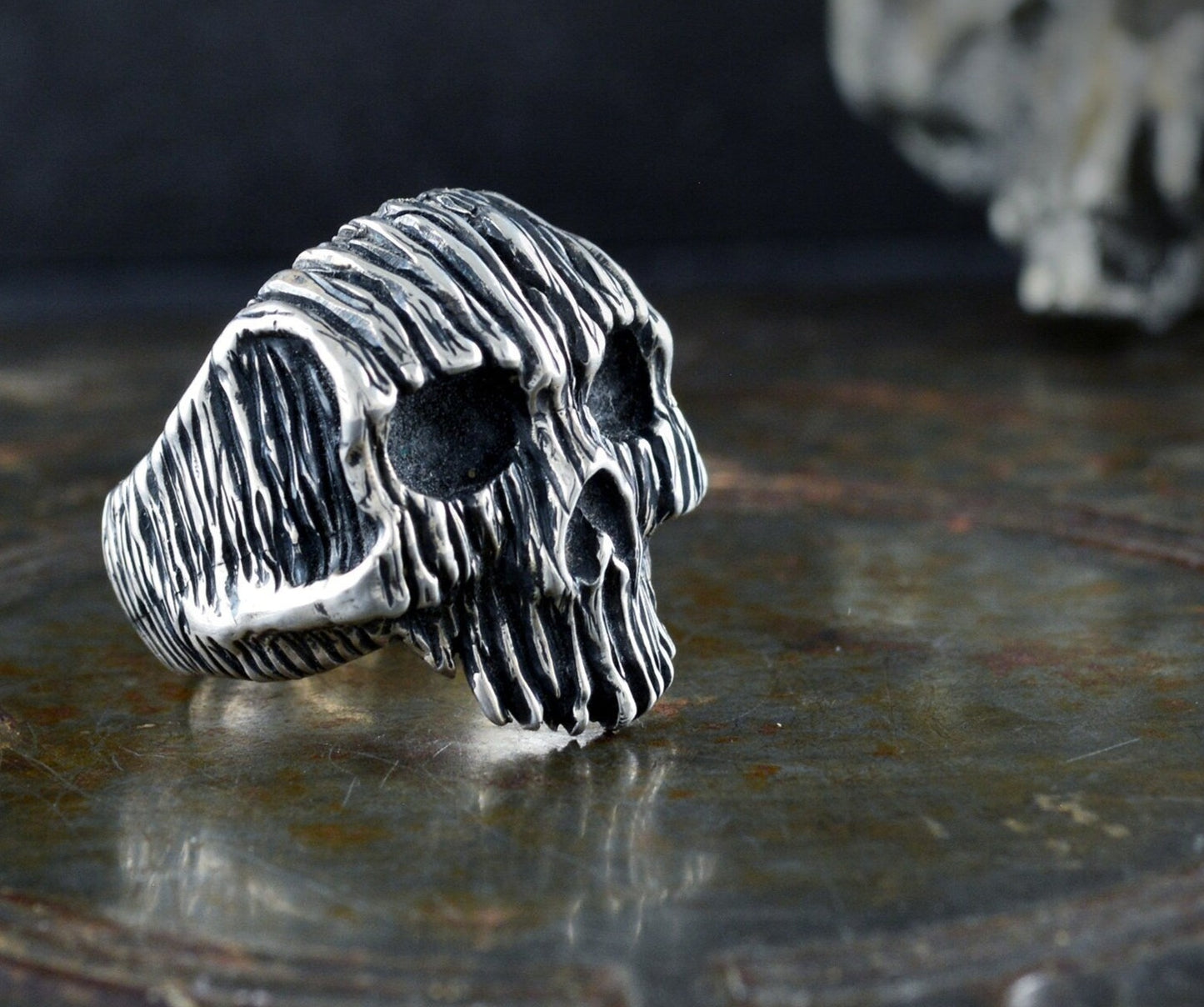 Anillo Calavera Plata maciza, Anillo Texturas corteza de árbol, Anillo calavera del bosque, Joyería para Hombre, Hecho a mano, Memento Mori - D´Cast