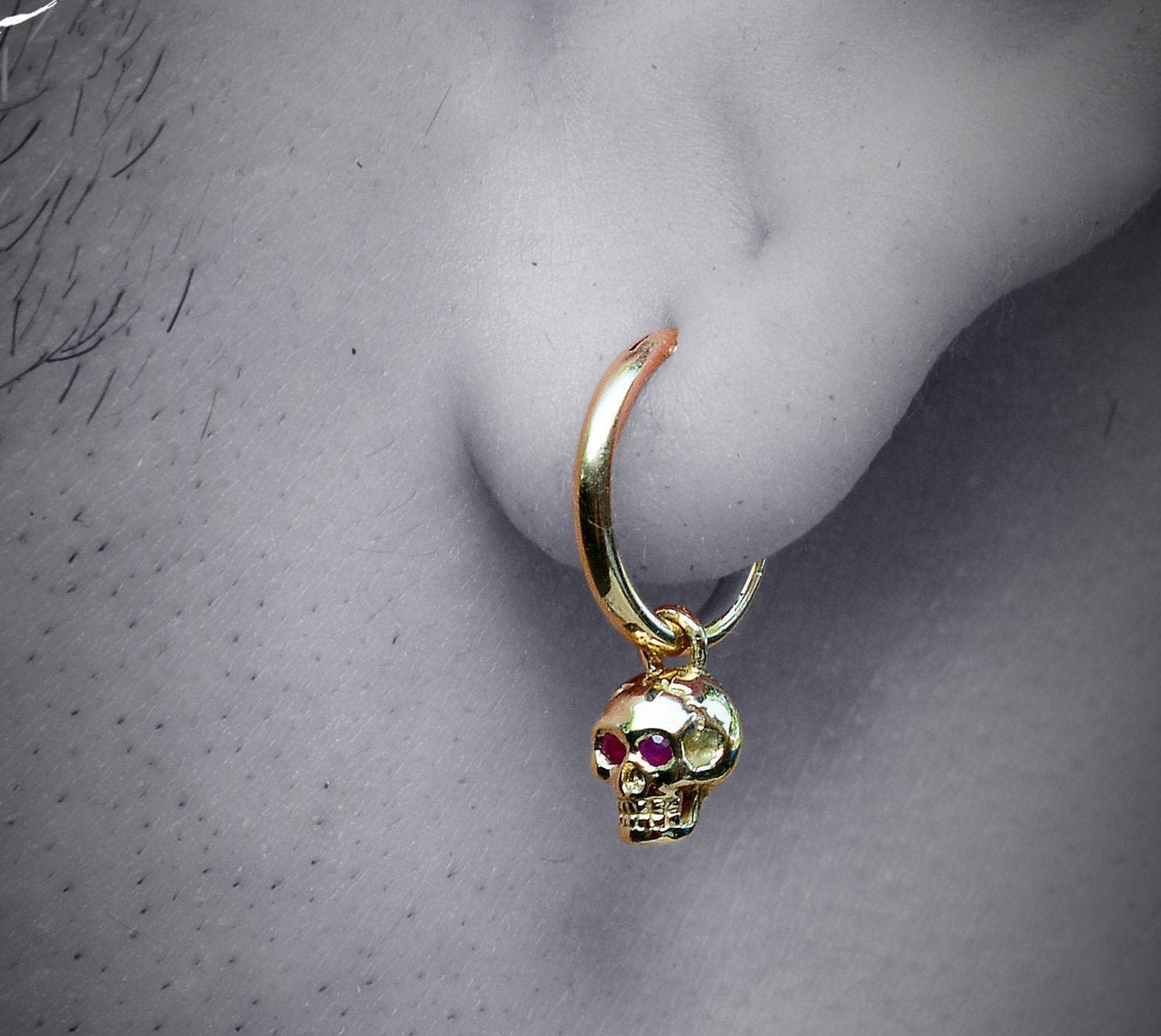 Aros calavera diminuta de oro 14k y 18k para hombre y mujer - D´Cast