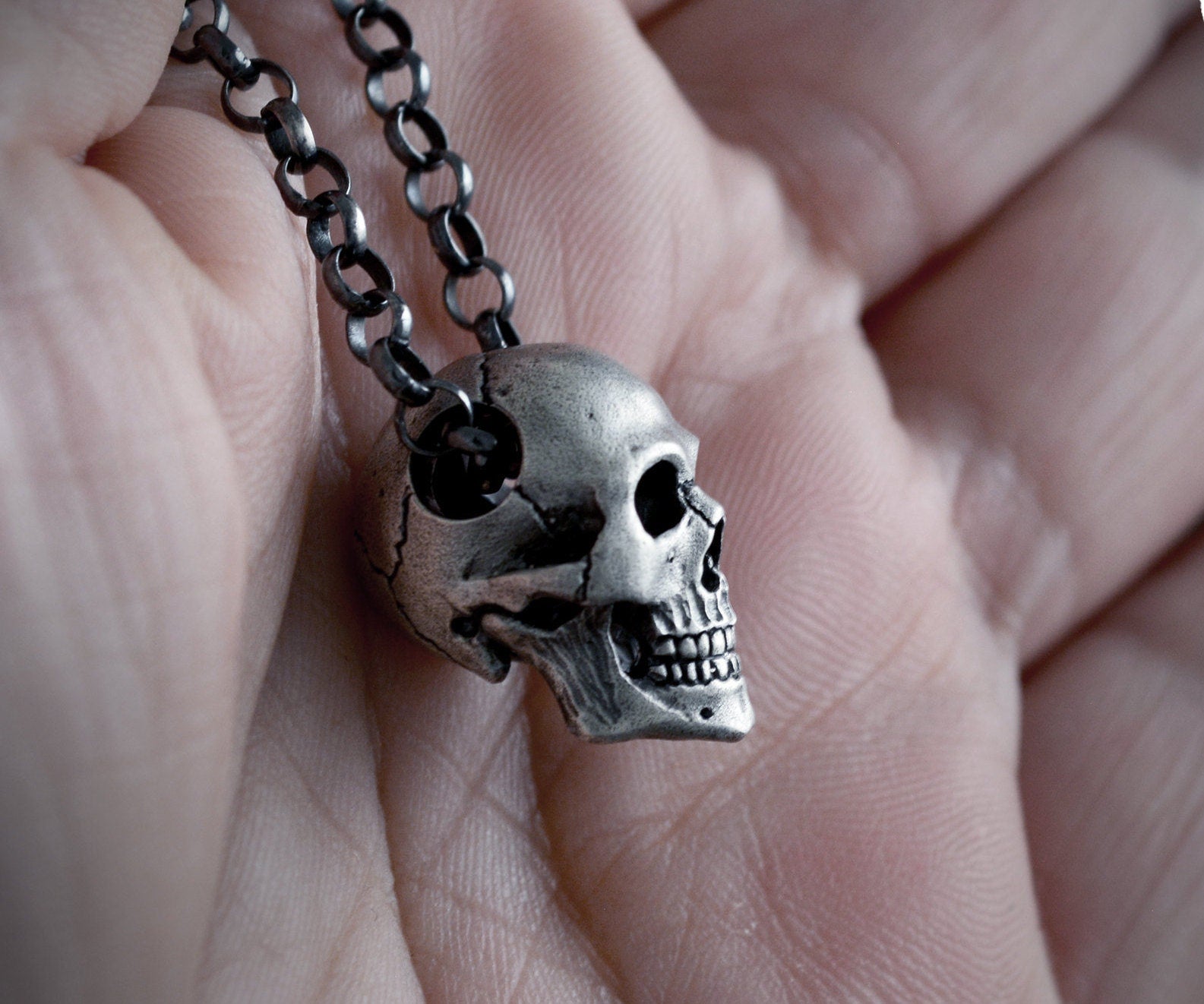 Colgante Craneo completo anatómico de plata para hombre y mujer con texturas oxidadas, Colgante Memento mori - D´Cast
