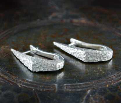 Aros de plata daga piedra ,Pendiente artesanal, Pendientes garfio de plata 925, Joyeria Punk, Joyeria contemporánea, Novia gótica - D´Cast