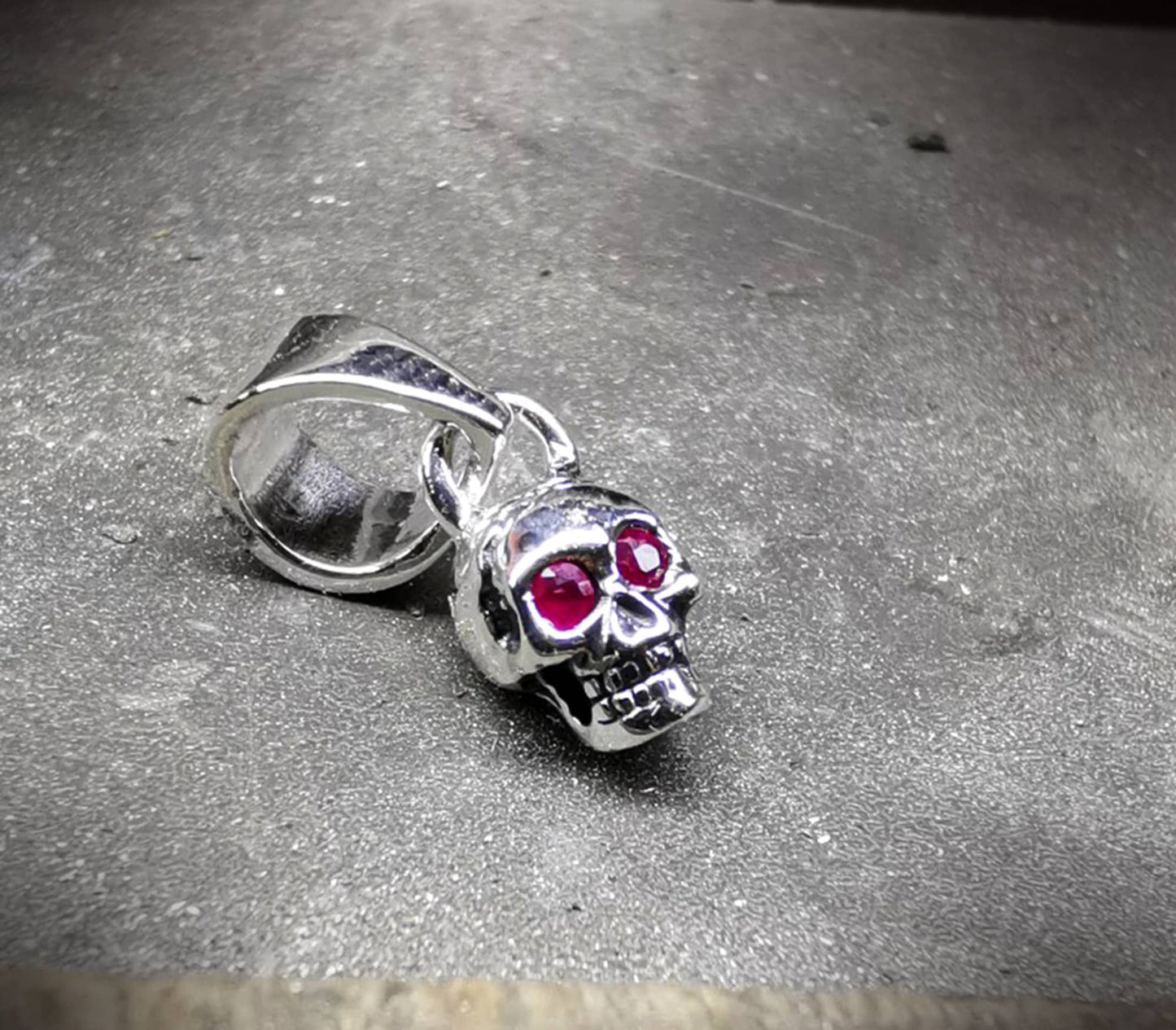Colgante plata calavera pequeña, Colgante cráneo humano, Colgante plata artesanal, Joyería urbana, Estilo punk, Joyería unisex