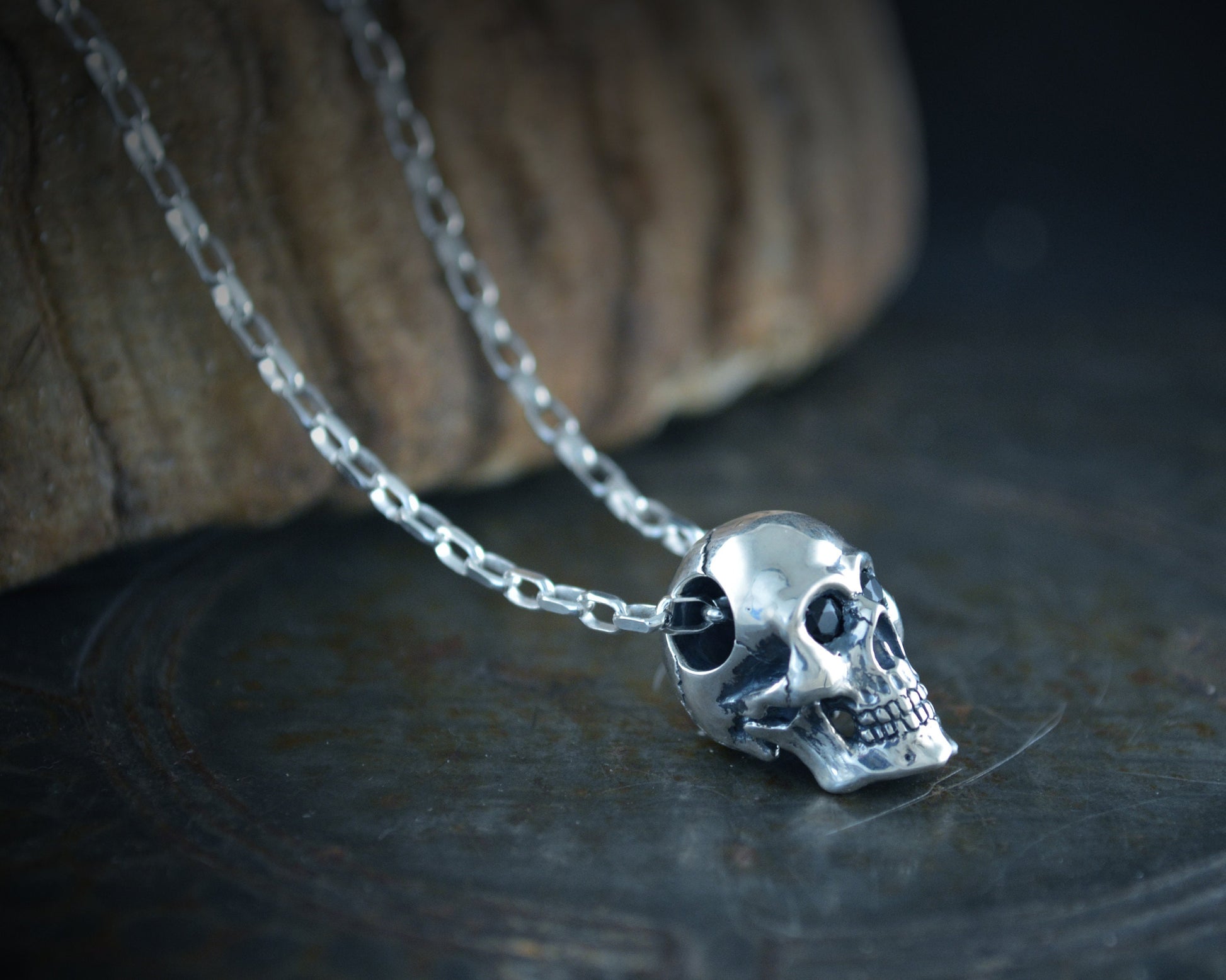 Colgante Craneo completo anatómico de plata para hombre y mujer con texturas oxidadas, Colgante Memento mori - D´Cast