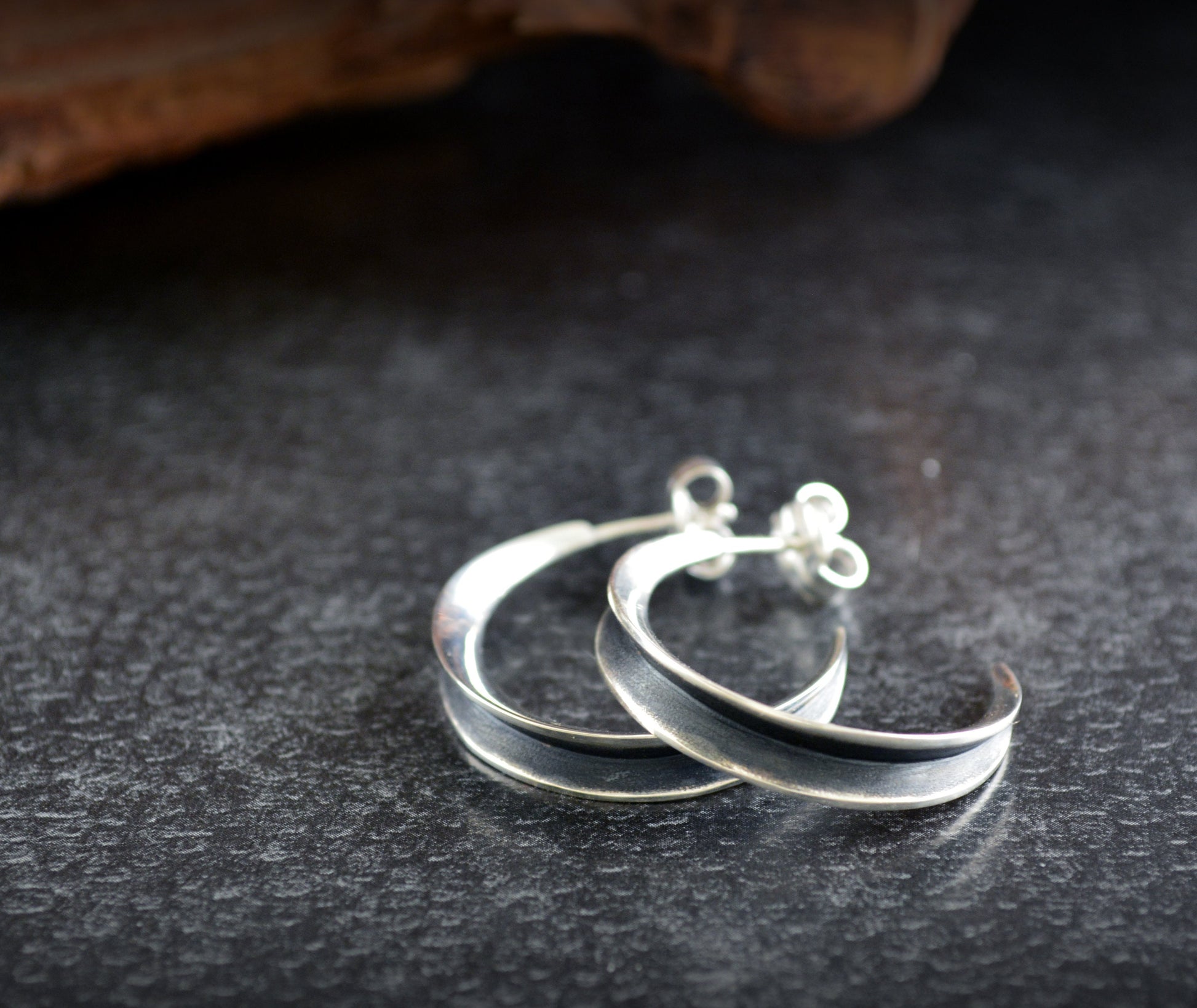 Pendientes media luna, Aros de plata 925, Pendientes Luna creciente,Minimalista, Joyería contemporánea, Estilo urbano, Hecho a mano - D´Cast