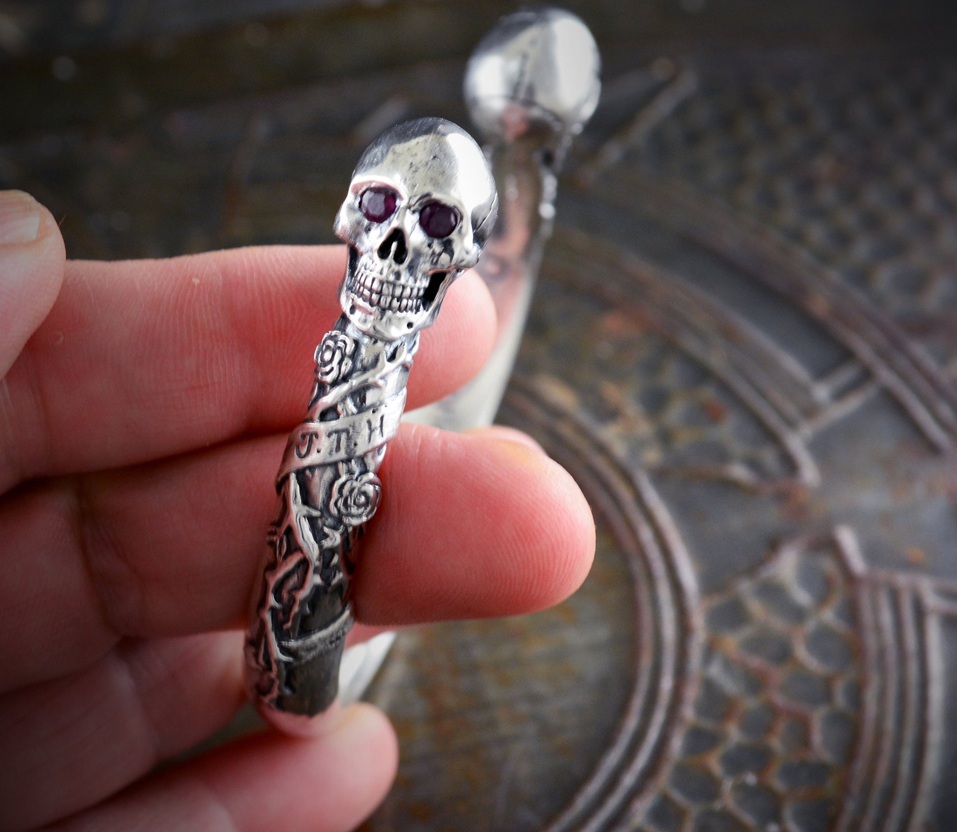 Brazalete de calavera con rosas y espinas en plata de ley maciza, brazalete Memento mori - D´Cast