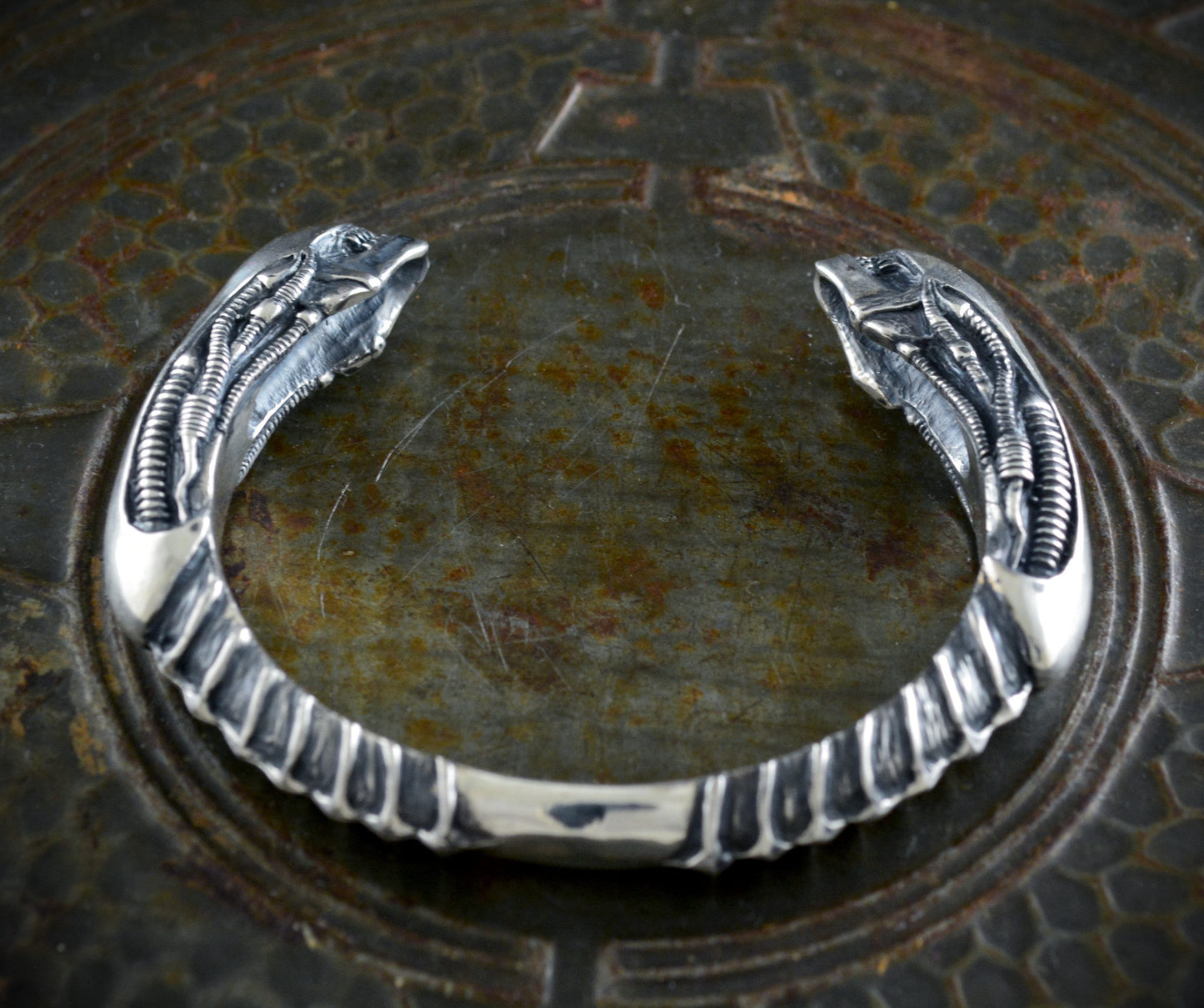 Brazalete plata de ley maciza con dos cabezas de Xenomorfo - D´Cast