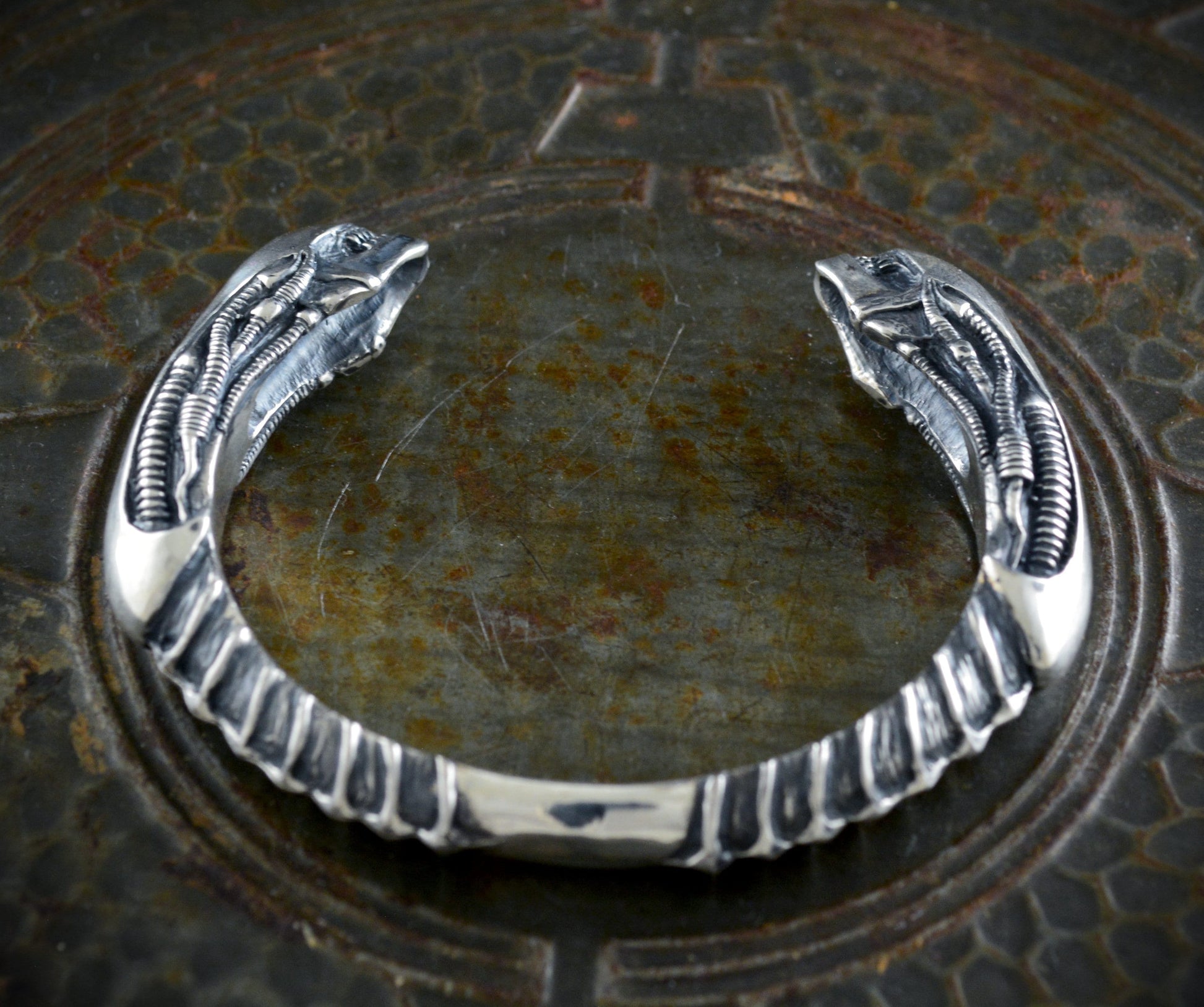 Brazalete plata de ley maciza con dos cabezas de Xenomorfo - D´Cast