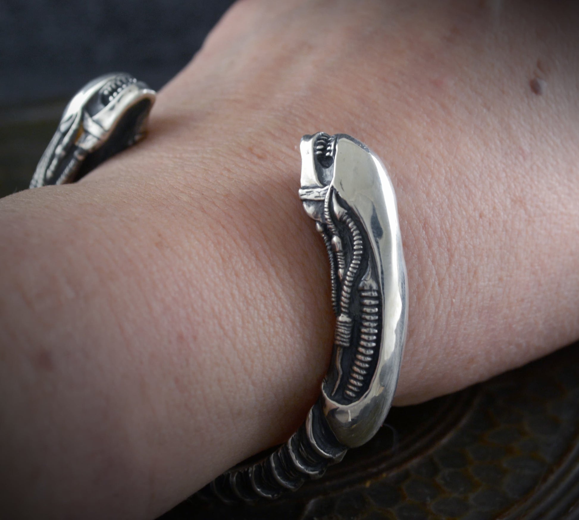Brazalete plata de ley maciza con dos cabezas de Xenomorfo - D´Cast