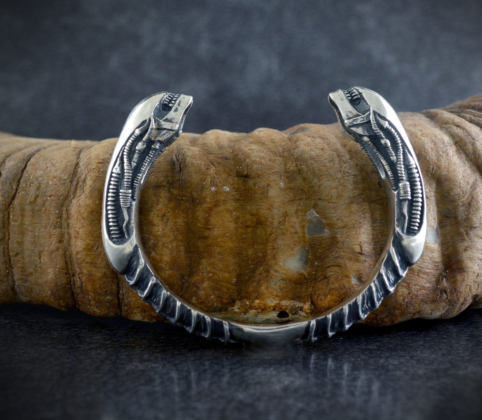 Brazalete plata de ley maciza con dos cabezas de Xenomorfo - D´Cast