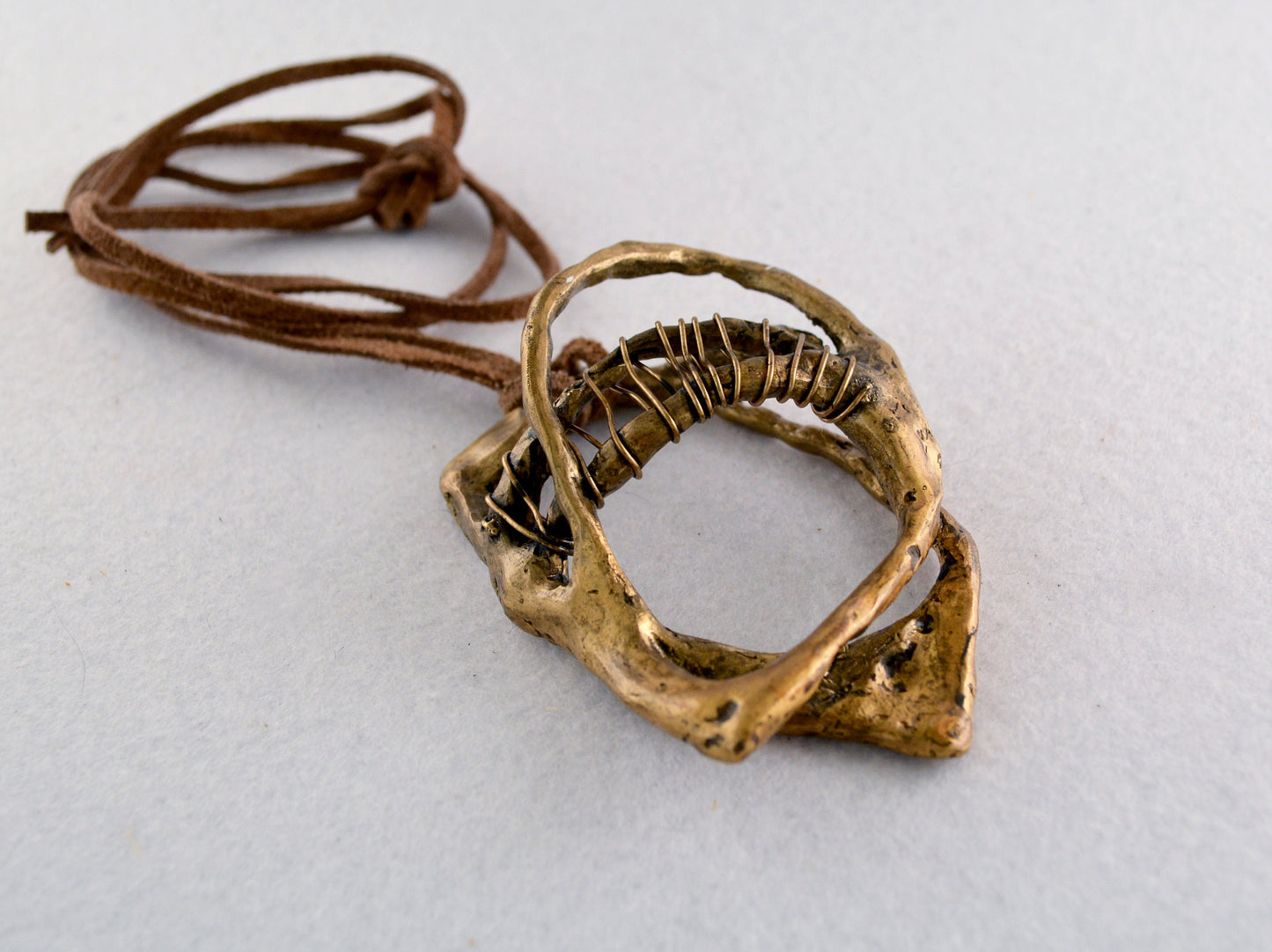 Künstlerischer Galaxy-Anhänger, handgefertigt aus Bronze mit gehämmerten Texturen, zeitgenössischer Schmuck