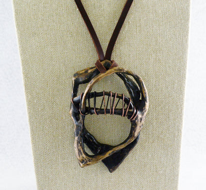 Künstlerischer Galaxy-Anhänger, handgefertigt aus Bronze mit gehämmerten Texturen, zeitgenössischer Schmuck