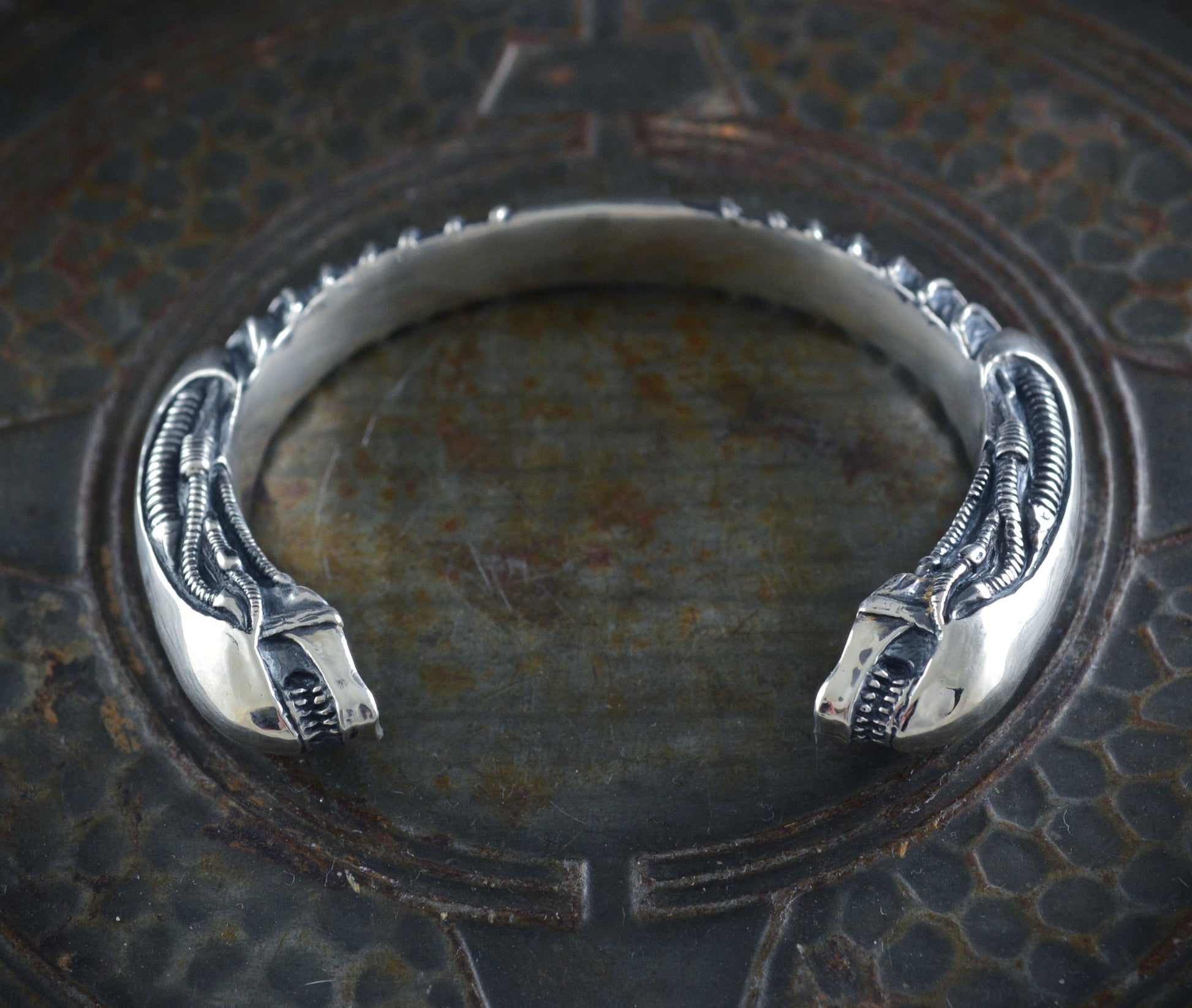 Brazalete plata de ley maciza con dos cabezas de Xenomorfo - D´Cast